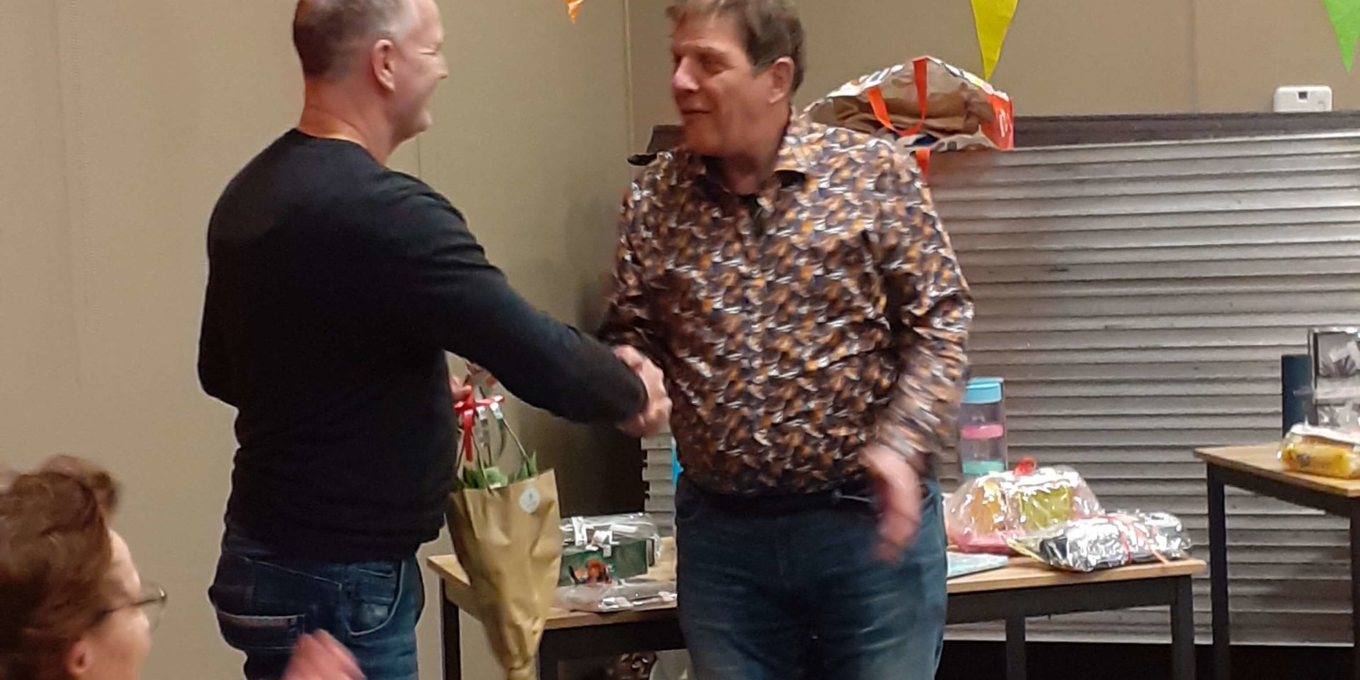 En tenslotte word er stilgestaan bij het stoppen van het voorzitterschap van Bert Verweij. En tenslotte word er stilgestaan bij het stoppen van het voorzitterschap van Bert Verweij.